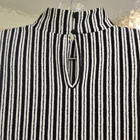 Cable & Guage XL B/W High Neck Sleeveless Striped Top AA-1437 - Picture 4 of 10